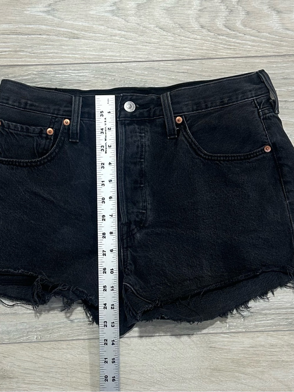 Levi’s 501 High Rise Black Denim Shorts Size 30 Raw Hem - Picture 5 of 8